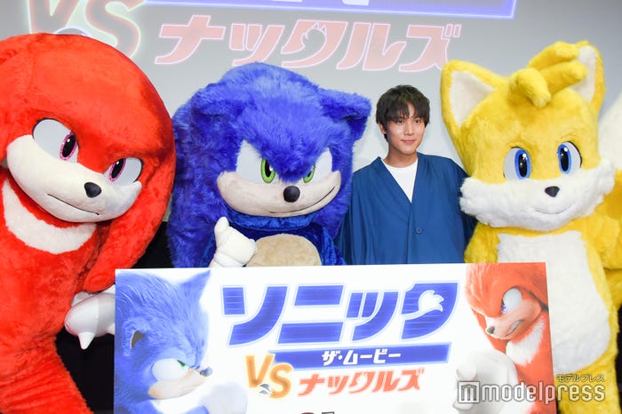 (左から)ナックルズ、ソニック、中川大志、テイルス (C)モデルプレス