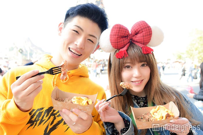 ローストチキン&ベイクドポテトのチーズソース(1個 ¥500)/モデル:ちゃんえな(中野恵那)&平本蓮(C)モデルプレス(C)Disney