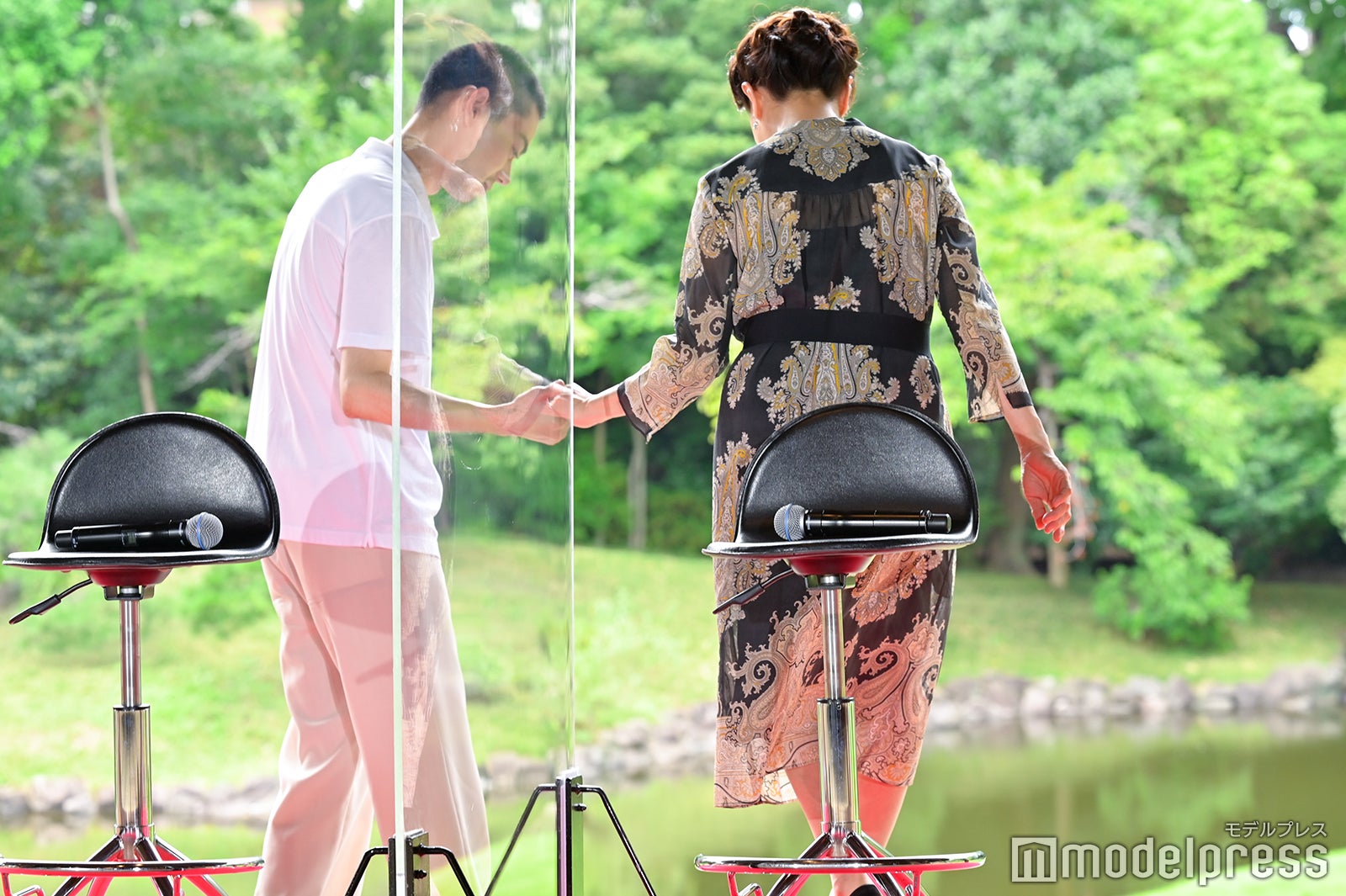 エスコートする菅田将暉、原田美枝子（C）モデルプレス