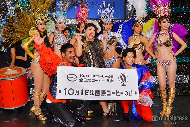 （中央左から）植野行雄、渡辺直美、松下宣夫