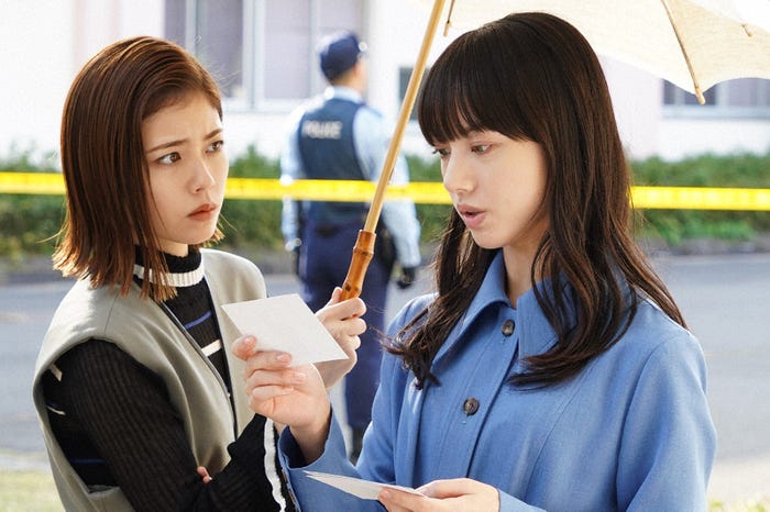 小芝風花、清原果耶 「invert 城塚翡翠 倒叙集」第2話より(C)日本テレビ