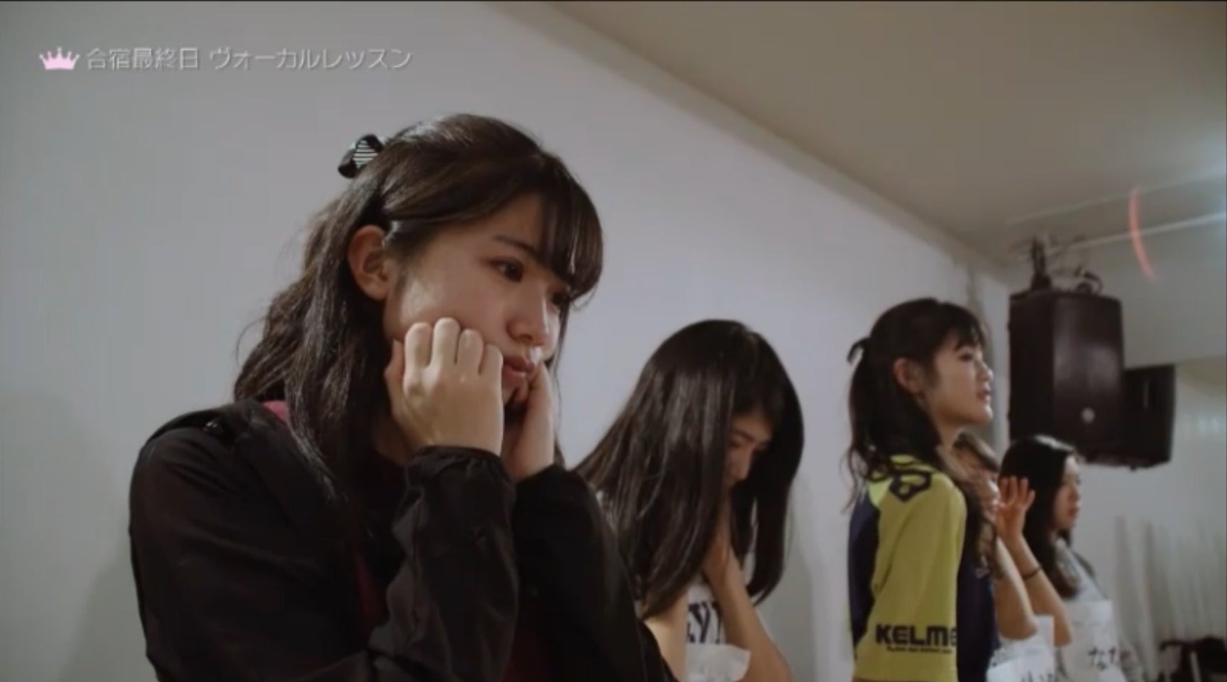 レッスンが終わり曇り顔のメンバー／「女子高生ミスコンFINALIST～ハレトキドキＪＫ～」より（提供画像）