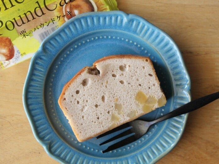淡い焼き色のパウンドケーキ。栗の甘露煮がゴロゴロっと入っています