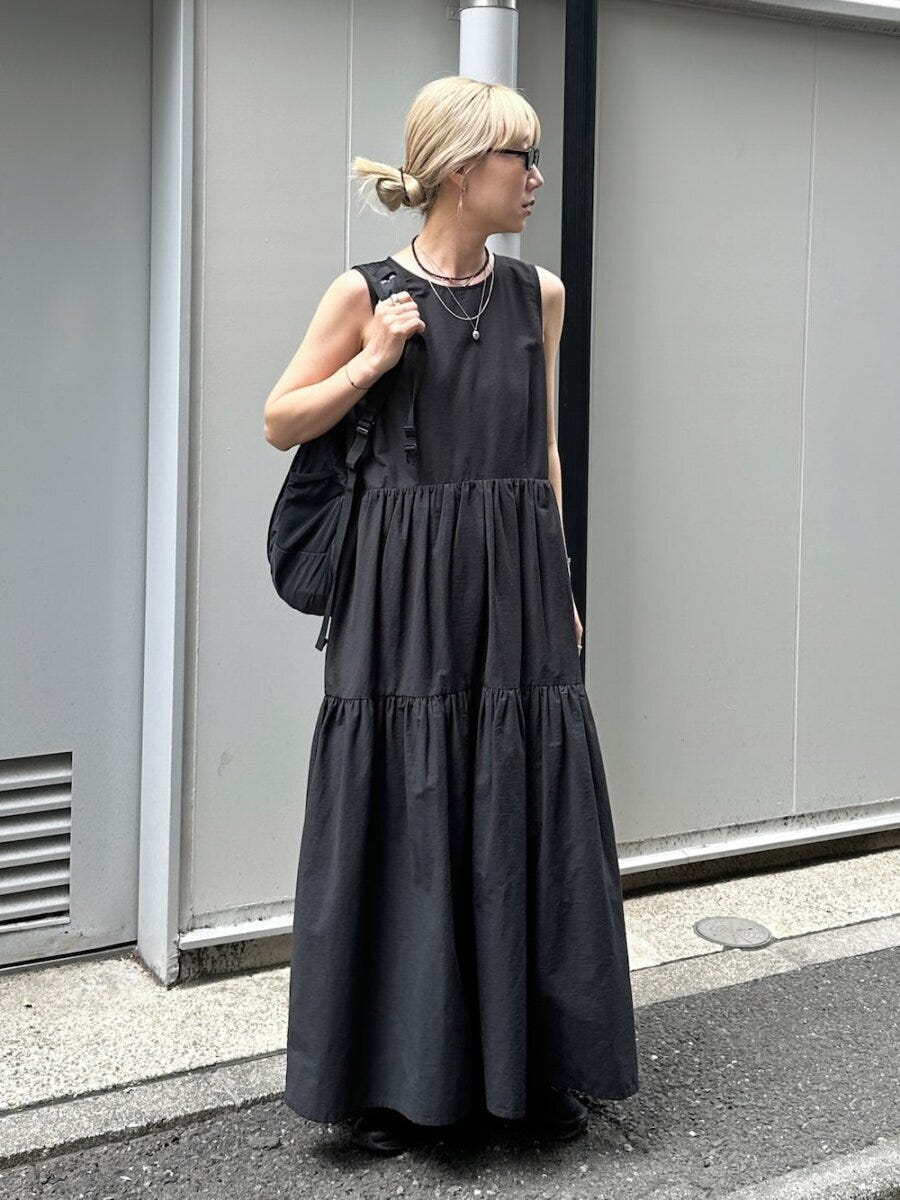 黒ティアードワンピースコーデ 2026夏大人女性おすすめ黒ティアードワンピースコーデ