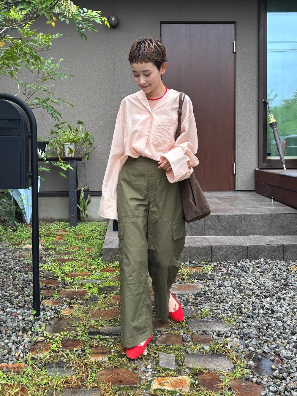 赤のバレエシューズで足もとに差し色を 出典:WEAR