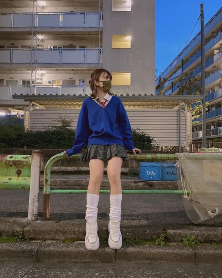 平成フラミンゴ・にこ、美脚披露の制服姿に「似合いすぎ」の声続出