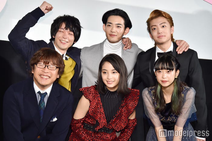 (前列左から)三木孝浩監督、広瀬すず、森川葵(後列左から)中村倫也、竜星涼、健太郎(C)モデルプレス