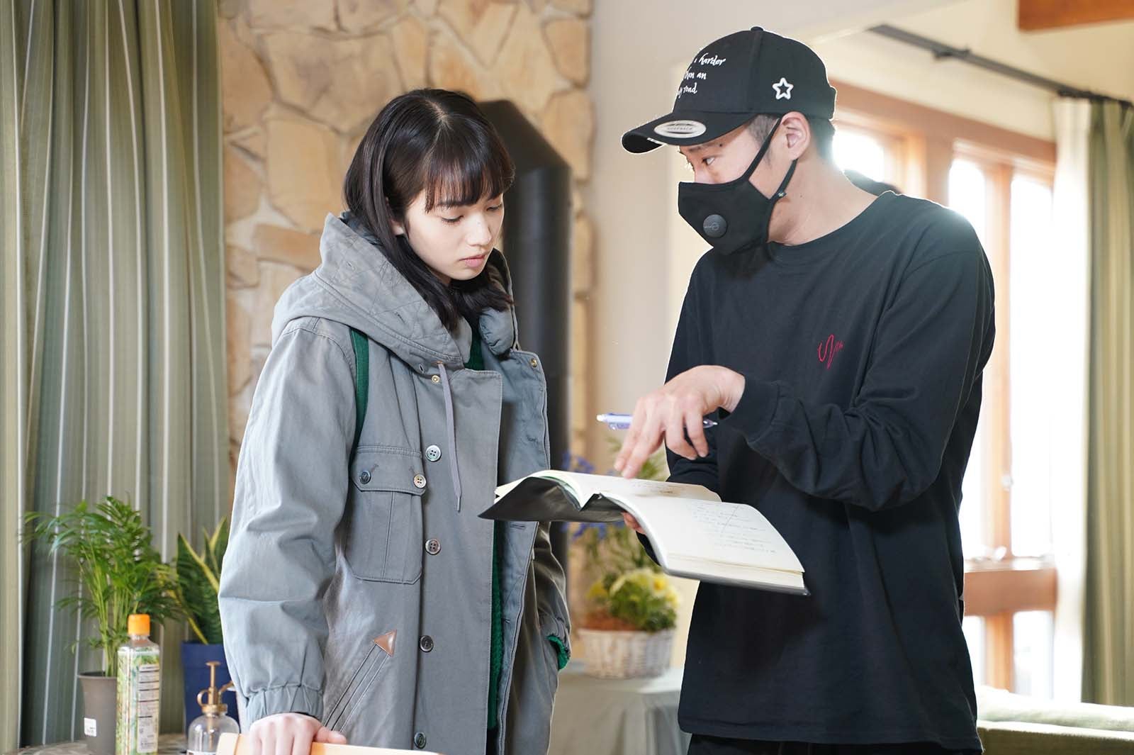 小松菜奈、藤井道人監督（C）2022映画「余命10年」製作委員会