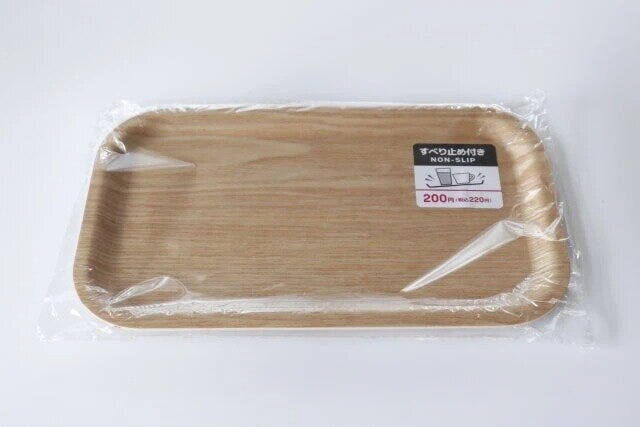 ダイソー　木造トレー（滑り止め付、24.5cm×14cm）　パッケージ