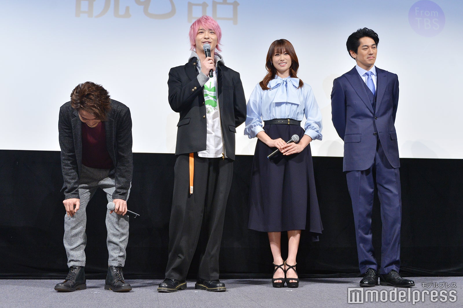 横浜流星の挨拶に撃沈する中村倫也（左から）中村、横浜、深田恭子、永山絢斗（C）モデルプレス