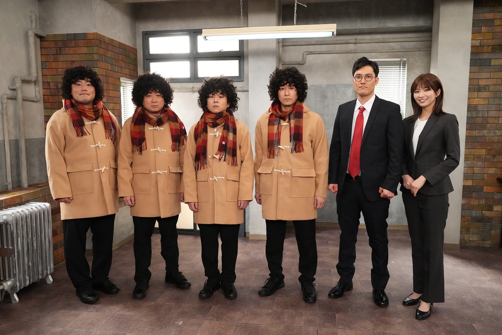 （左から）岡部大、松尾駿、秋山寛貴、長田庄平、菊田竜大、岡崎紗絵（C）フジテレビ