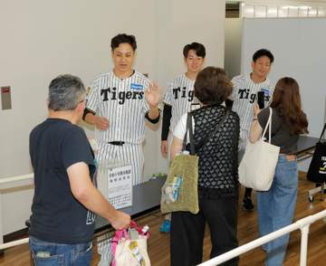阪神 被災地熊本出身の大竹らが募金活動に参加「自分もできることをやっていきたいという気持ちに」
