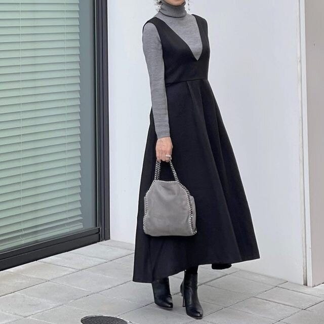グレー×ブラックコーデ 大人におすすめ黒ジャンスカコーデ