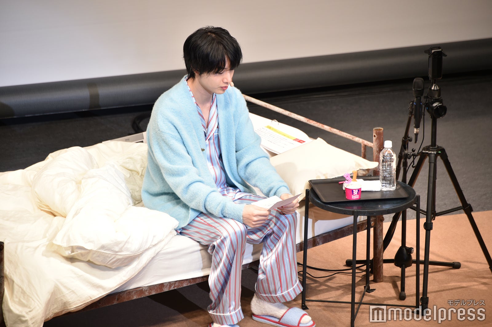 バースデーカードを読む桜田通（C）モデルプレス