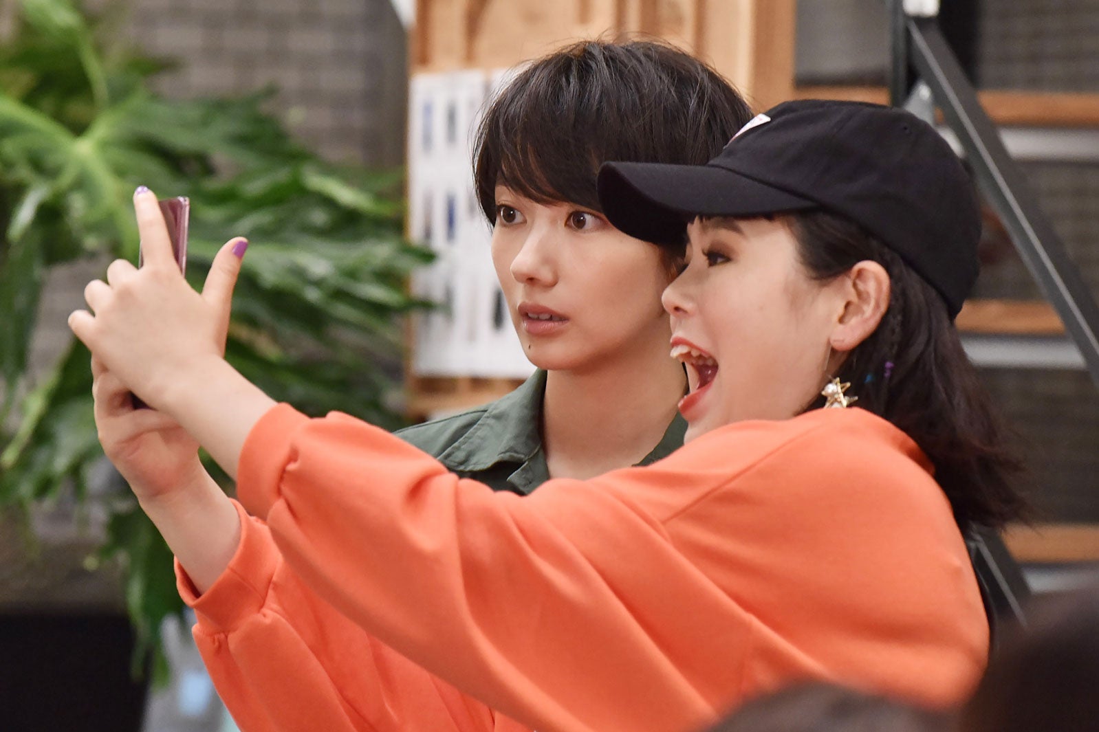 波瑠・ブルゾンちえみ／「サバイバル・ウェディング」第1話より（C）日本テレビ