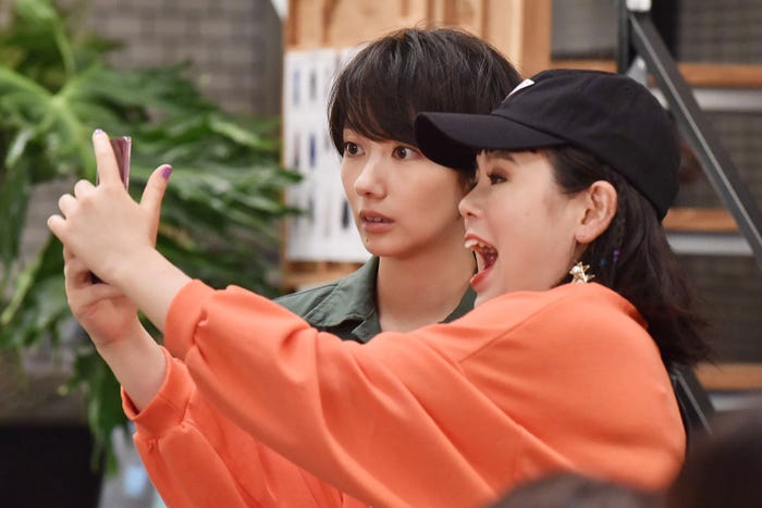 波瑠・ブルゾンちえみ/「サバイバル・ウェディング」第1話より(C)日本テレビ