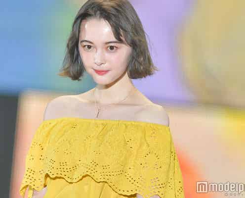 玉城ティナ、美デコルテ&美脚全開コーデ ふわっと笑顔に釘付け<関コレ2018S/S>