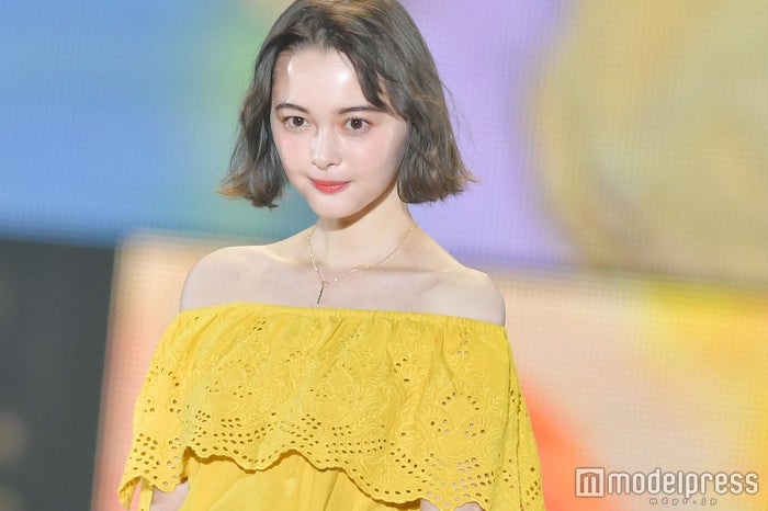 玉城ティナ 美デコルテ 美脚全開コーデ ふわっと笑顔に釘付け 関コレ18s S モデルプレス 玉城ティナ 美デコルテ 美脚全開コーデ ふわっと笑顔に釘付け 関コレ18s S モデルプレス