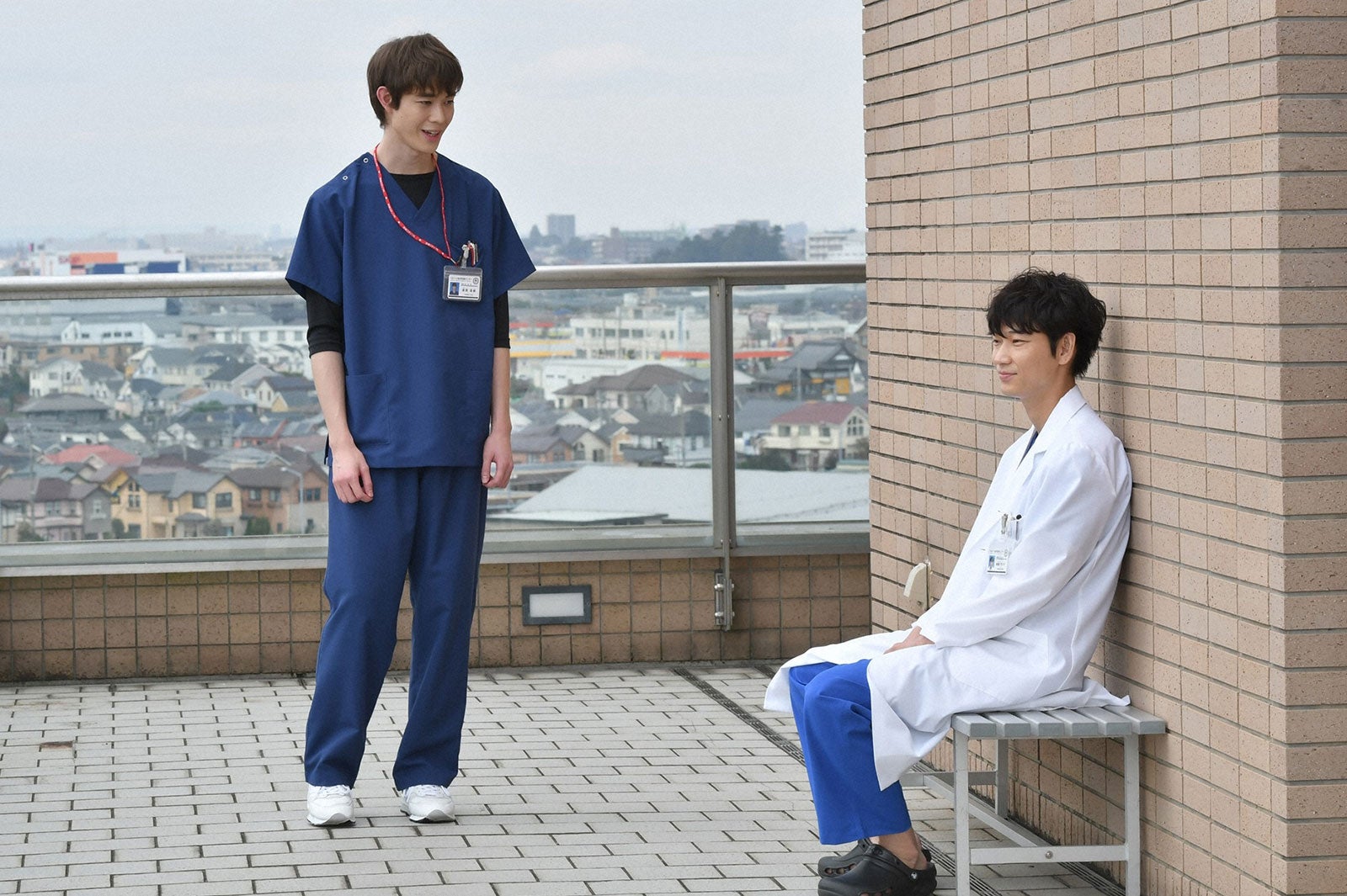 宮沢氷魚、綾野剛／「コウノドリ」第4話より（画像提供：TBS）