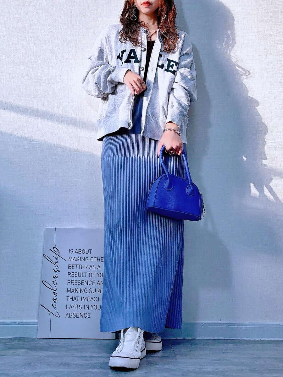 cocaランダムリブロングIラインスカート　ライトブルーとロゴカーディガンコーデ