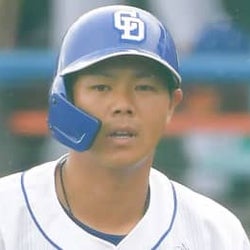 危機一髪…中日・高橋周平のバットがすっ飛ぶ カメラマンの頭上に飛ぶハプニング