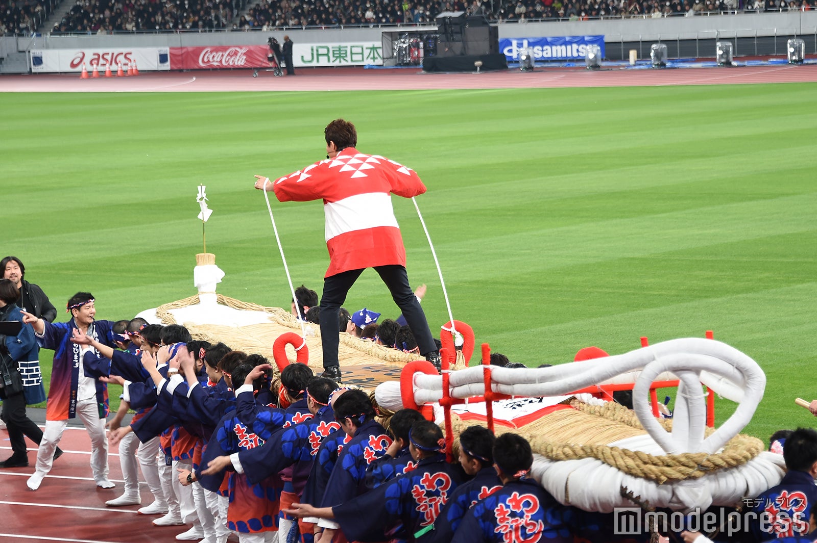 大わらじに乗る松岡修造 （C）モデルプレス