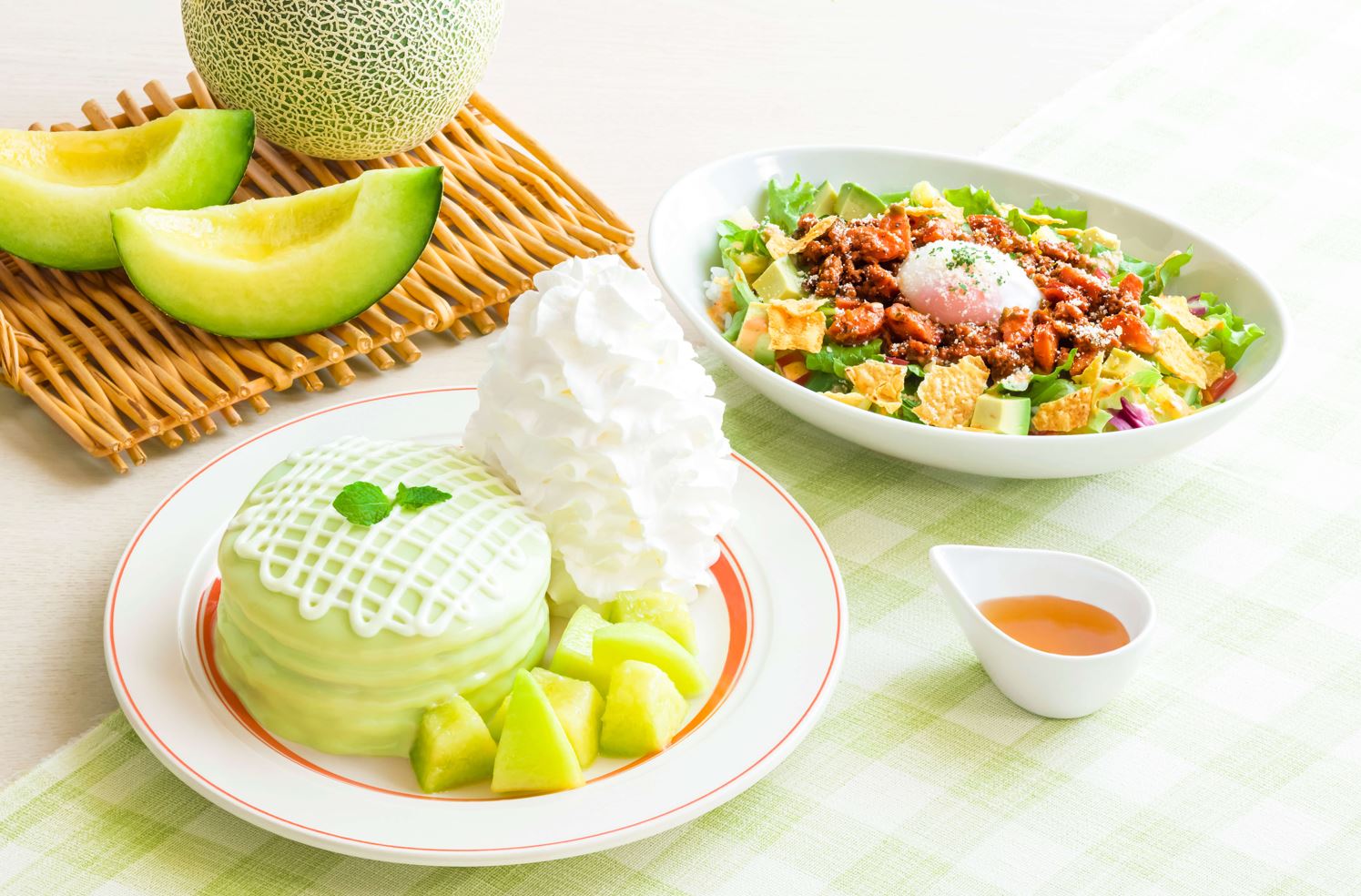 エッグスンシングス“まるでメロン”な新作パンケーキ、溢れるカスタードを生地にIN