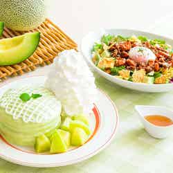 メロン&カスタードパンケーキ、ハワイアンタコライス/画像提供:Eggs’n Things Japan