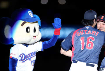 大谷翔平のドアラスルーにファン爆笑「一番扱いわかってる」「ほんま面白い」「無視されても絵になる」試合中でもネット盛り上がる 実は鈴木誠也にも