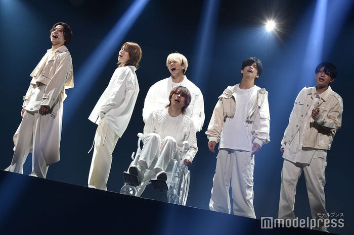 全身全霊でパフォーマンスする7 MEN 侍/(左から)中村嶺亜、今野大輝、佐々木大光、矢花黎、菅田琳寧、本高克樹/「MASSARA」ゲネプロより(C)モデルプレス