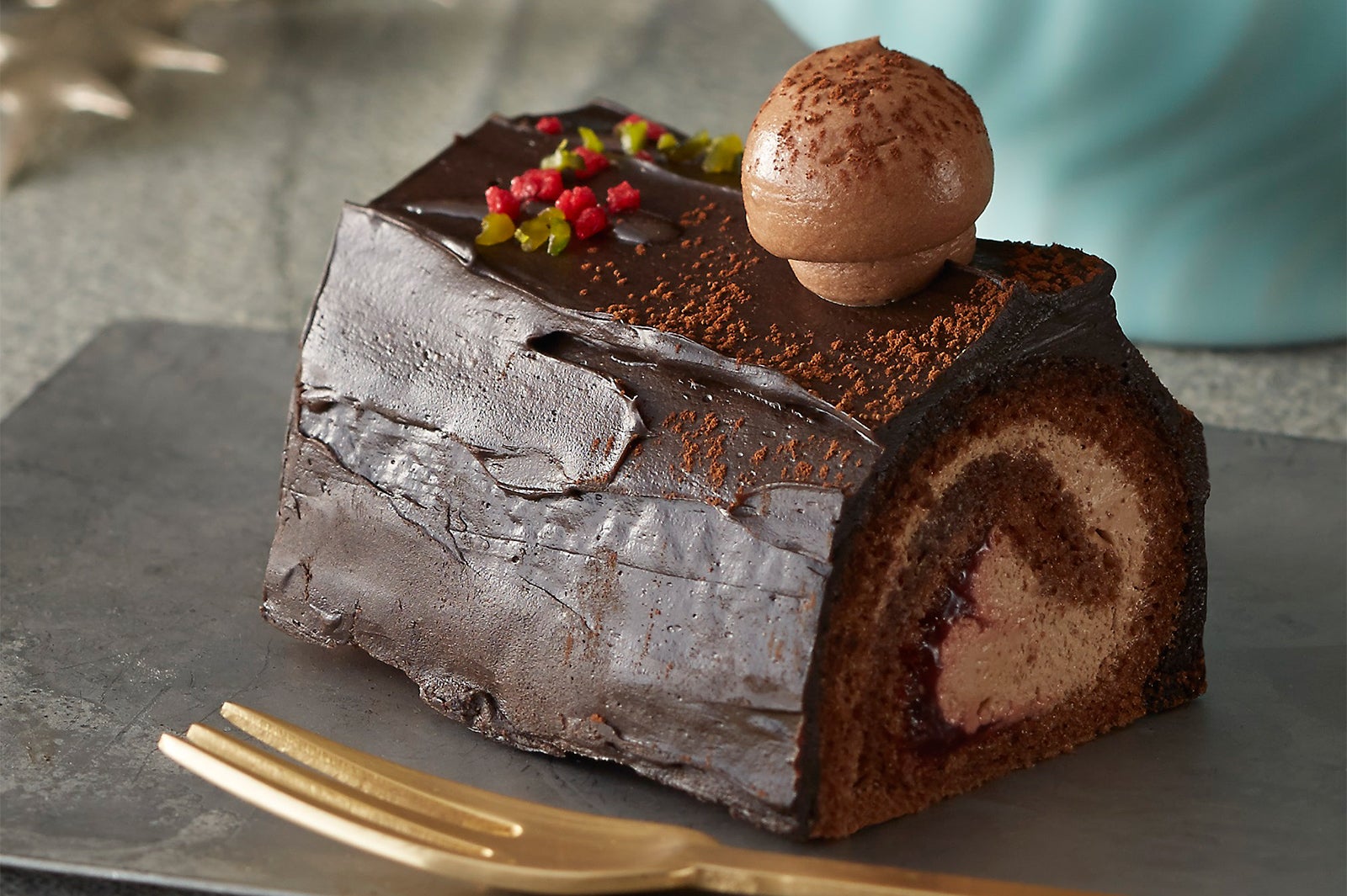 スタバ、クリスマス気分の限定フード登場　一押し『ブッシュドノエル』はコーヒーと相性抜群