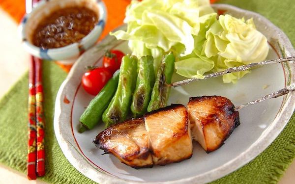 ご飯との相性バツグン、食欲をそそられる「ブリの中華風串焼き」
