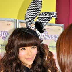 ファンと握手するMilkyBunny(益若つばさ)