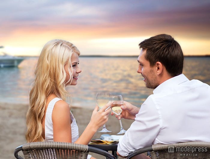 彼をもてなそう(Photo by Syda Productions)