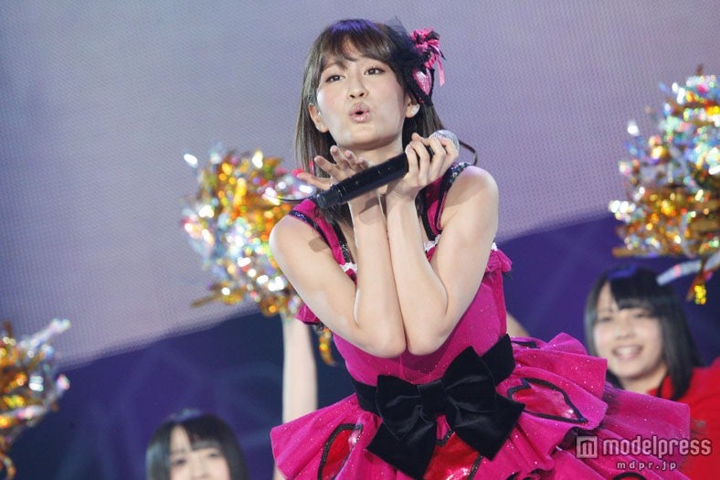 「アイドルなんて呼ばないで」を歌唱する前田敦子（C）AKS