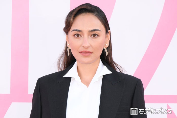 長谷川潤、美背中開放の水着ショット・子どもとのキスショット公開「ため息が出るほど綺麗」「大人の色気がすごい」と反響