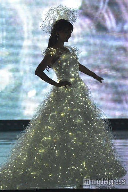 ドレスが光るゴージャスな演出も