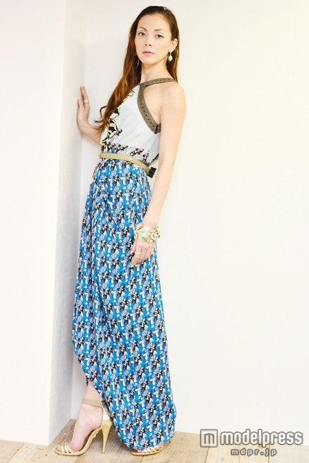 ＜衣装＞
・ドレス　￥766,800
・シューズ¥130,680（参考色）　
・ピアス　参考商品
・リング（両手ともに）参考商品
・ベルト　参考商品
　全て　ETRO（エトロジャパン）
・ブレスレット／スタイリスト私物