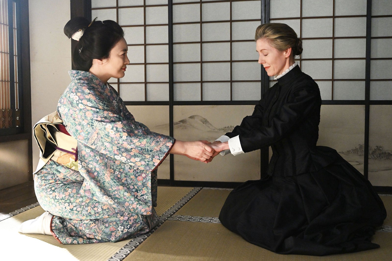 仲間由紀恵、エマ・ハワード「風、薫る」第59話（C）NHK