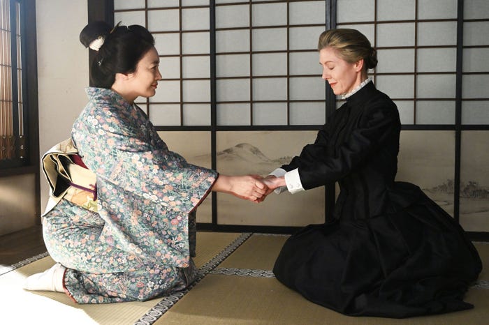 仲間由紀恵、エマ・ハワード「風、薫る」第59話(C)NHK