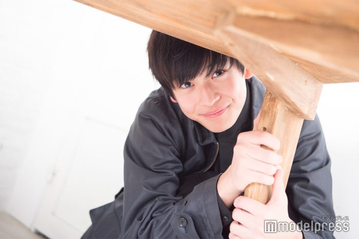 机の下からひょっこり/高橋文哉 (C)モデルプレス