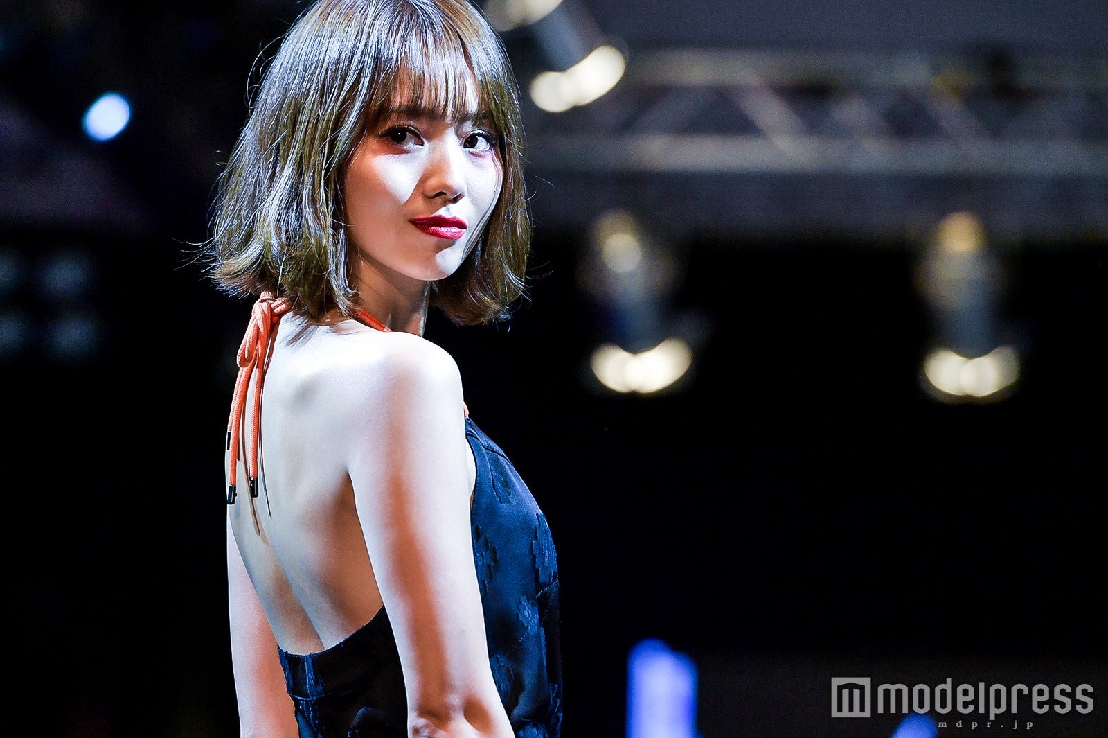 “逆輸入女優”池端レイナ、大胆に美背中ランウェイ　現地台湾でトップバッター＜ASIA FASHION AWARD 2017＞