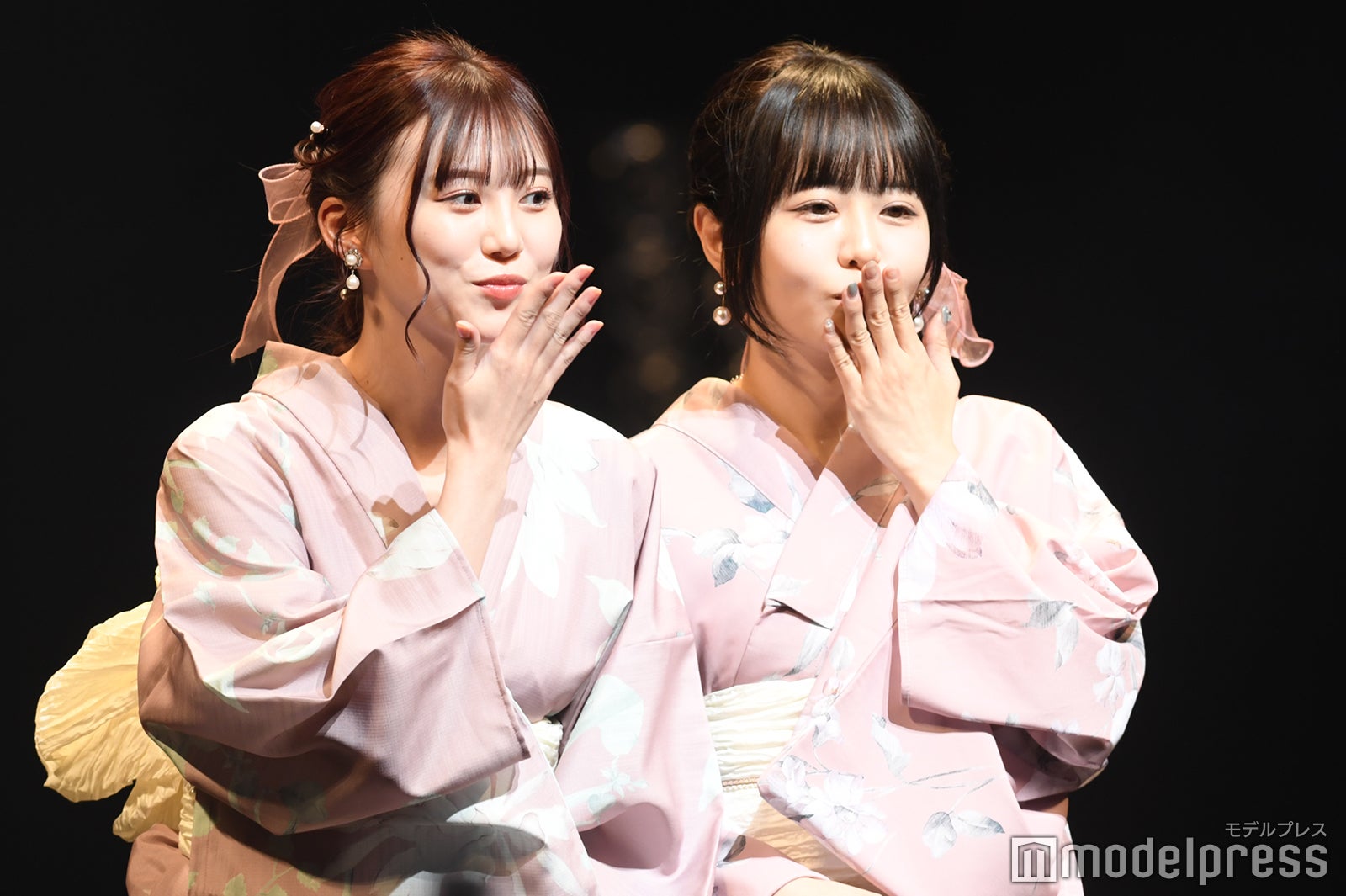 「オオカミ」シリーズで話題・三原羽衣＆ちせ、投げキスに視線集中 お揃い浴衣＆リボンで仲良し＜GAKUSEI RUNWAY＞