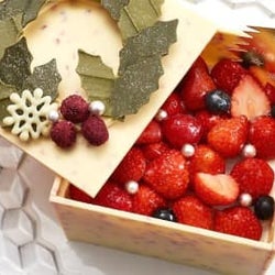 チョコレート製プレゼントBOXをそっと開けて…苺ぎっしりのケーキとご対面!