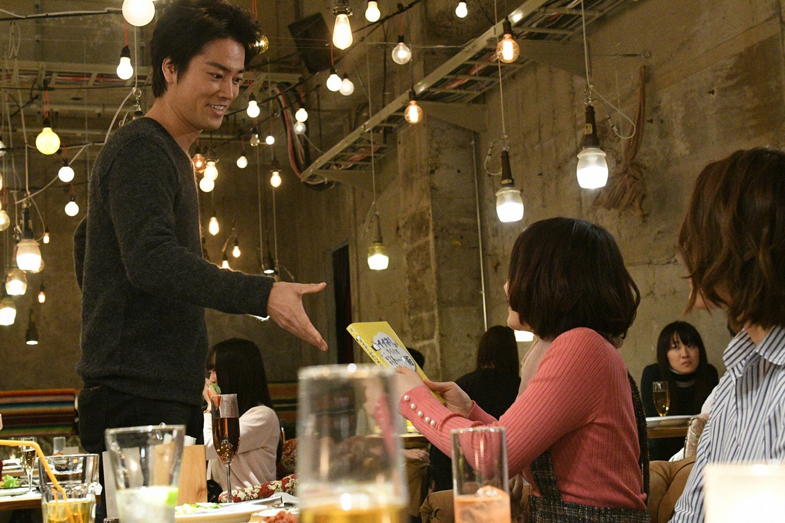 桐谷健太、吉岡里帆／「きみが心に棲みついた」第1話より（C）TBS