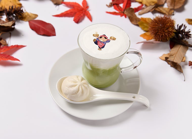 ホッと一息抹茶ラテ～しんべヱのミニ肉まん付き～890円（税抜）（C）尼子騒兵衛／NHK・NEP