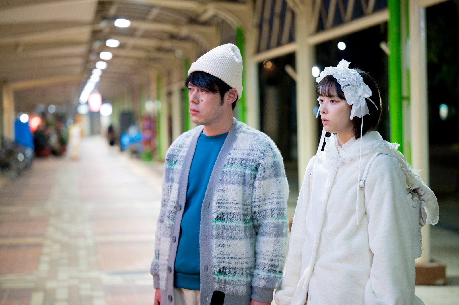 好井まさお、加藤小夏（C）映画「コーヒーはホワイトで」製作委員会