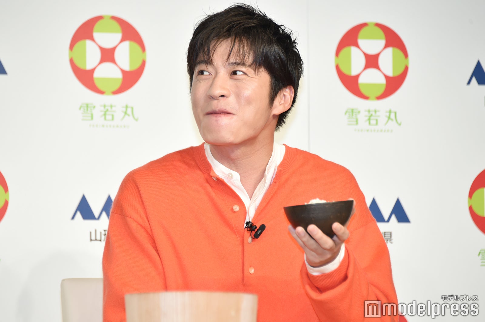 新米の美味しさに感動する田中圭（C）モデルプレス