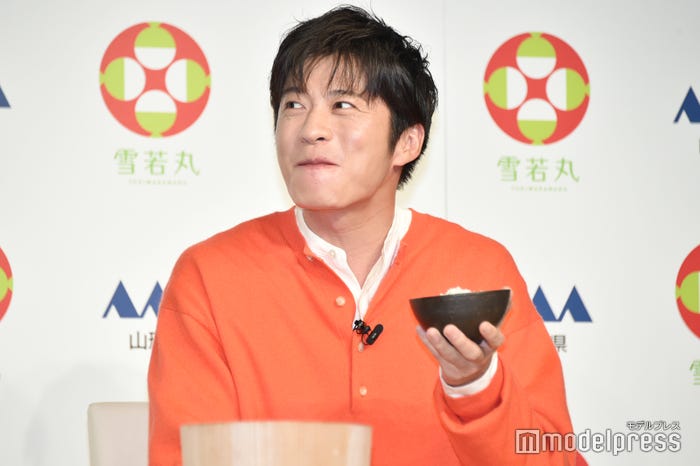 新米の美味しさに感動する田中圭(C)モデルプレス