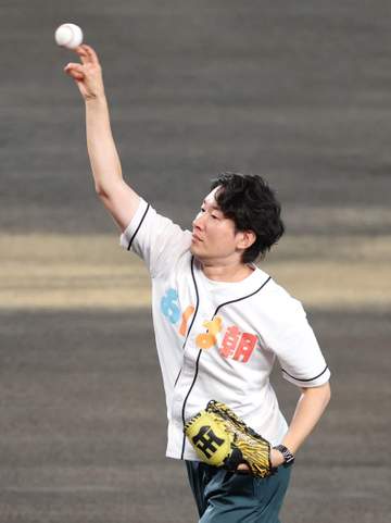 雨男？の古川アナが念願の始球式 ノーバンならずも「ありがとう」 3度目の機会でようやく実現、過去2度は雨天中止、この日は遅延も 右打席の鷲尾アナが豪快空振り